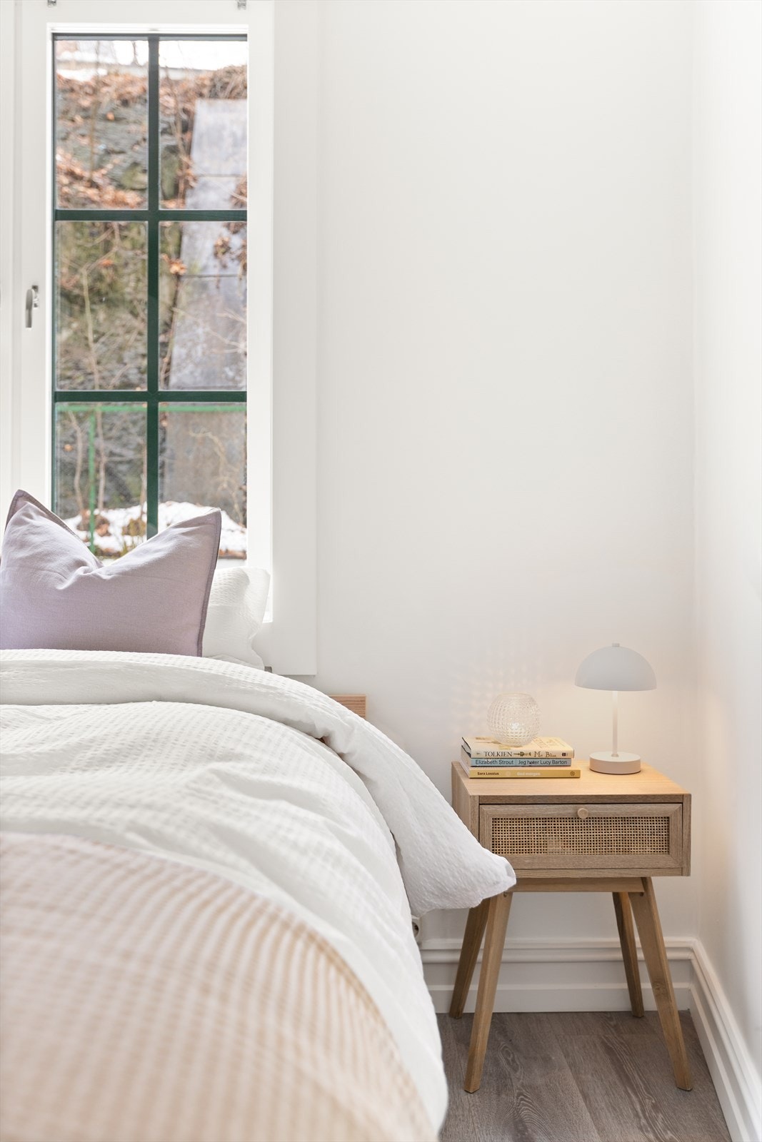 Det er plass til nattbord eller annen type møblement på hver side av sengen. Galleribilde