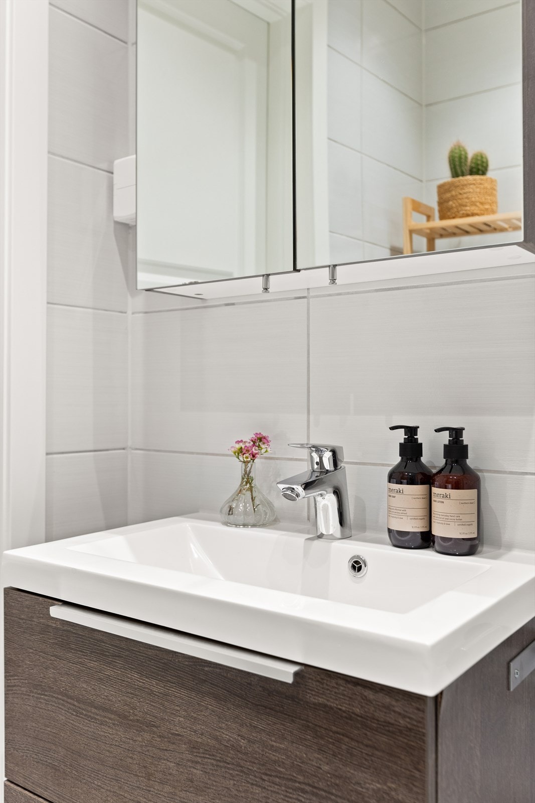 Badet har flislagt gulv med varme og flislagte vegger, samt nedsenket himling med downlights. Galleribilde