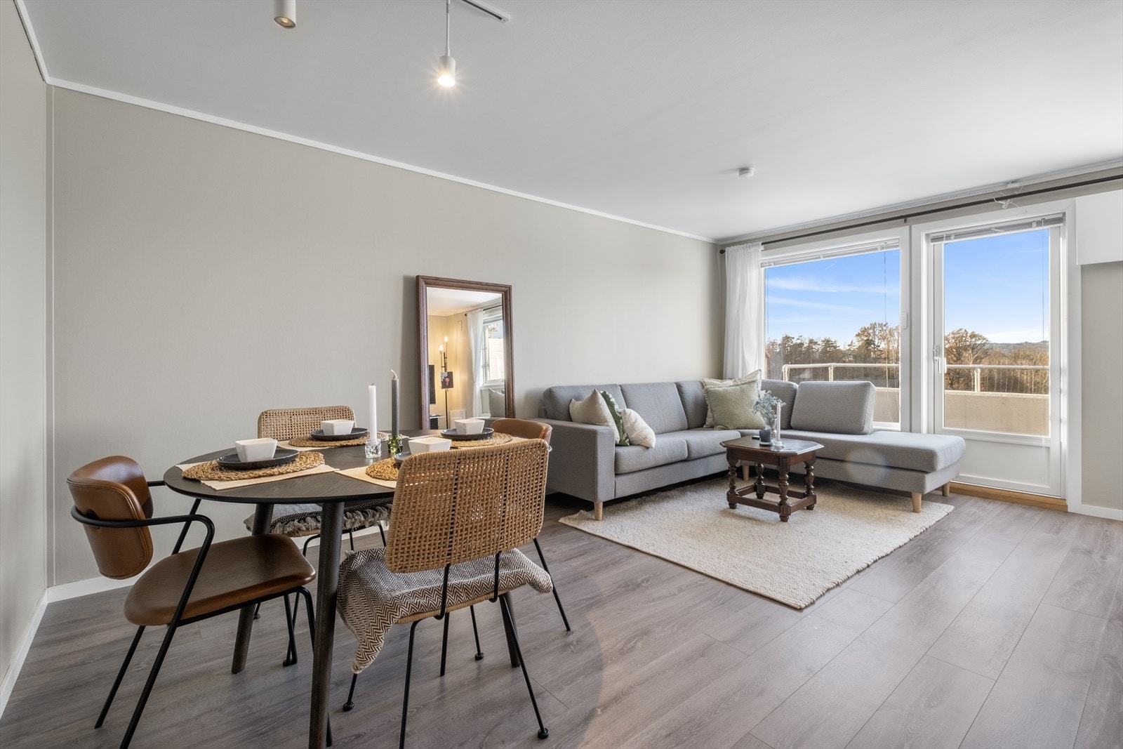 Leiligheten har en åpen stue- og kjøkkenløsning med utgang til balkong. Galleribilde