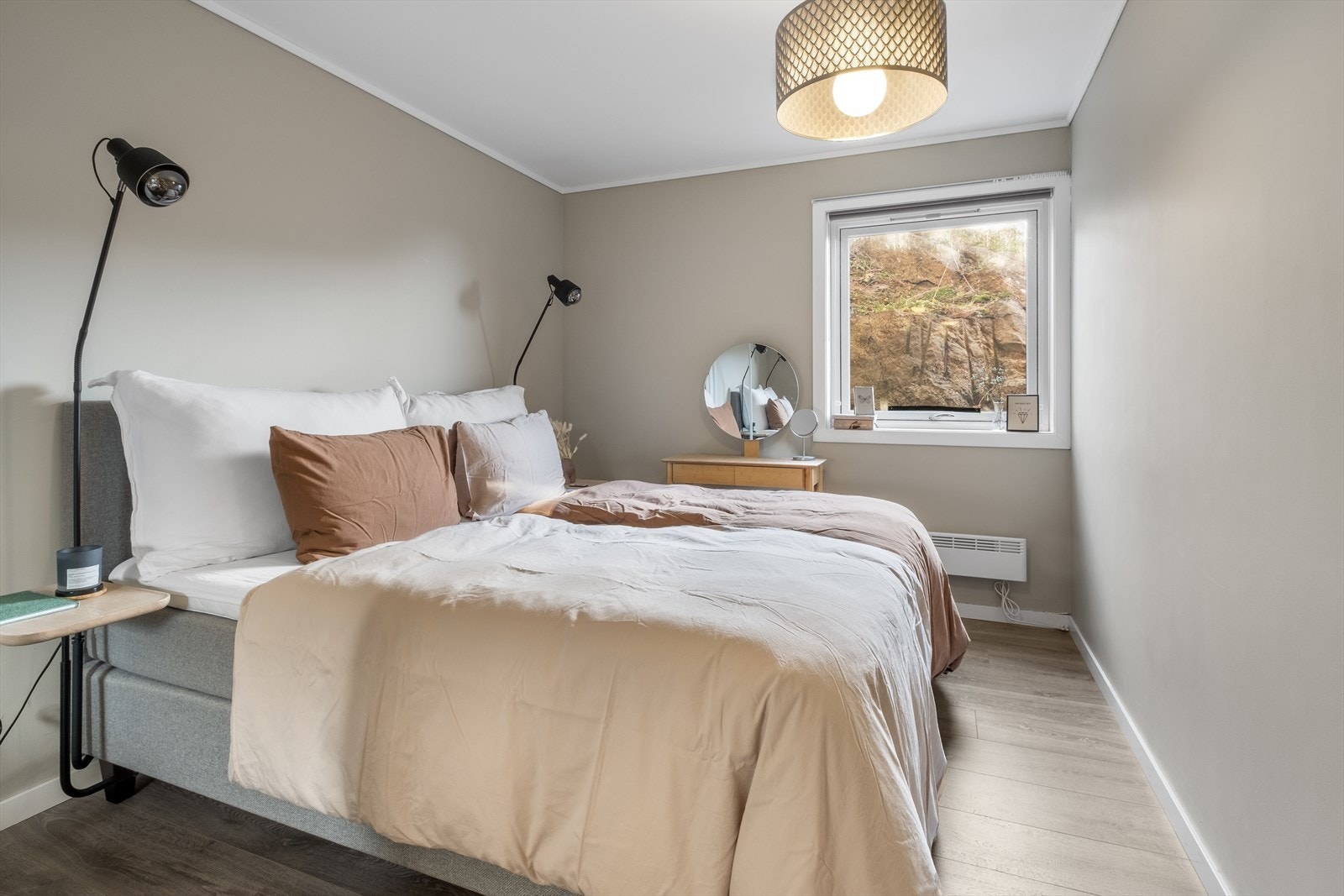 Soverommet er av god størrelse og med vindu ut mot fjell og natur. Galleribilde