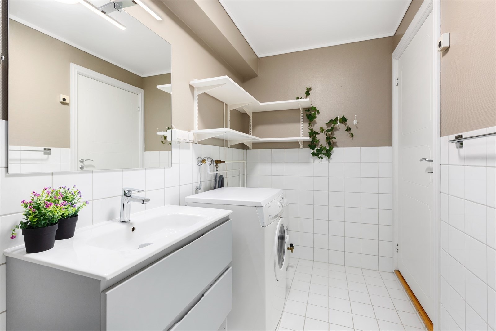 Rommet har også opplegg for vaskemaskin og varmes opp med elektriske varmekabler i gulv. Galleribilde