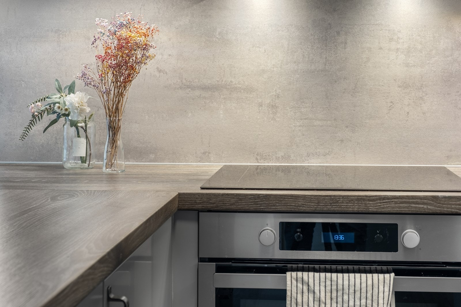 Kjøkkenet ble pusset opp i 2020 og fremstår moderne og delikat. Galleribilde