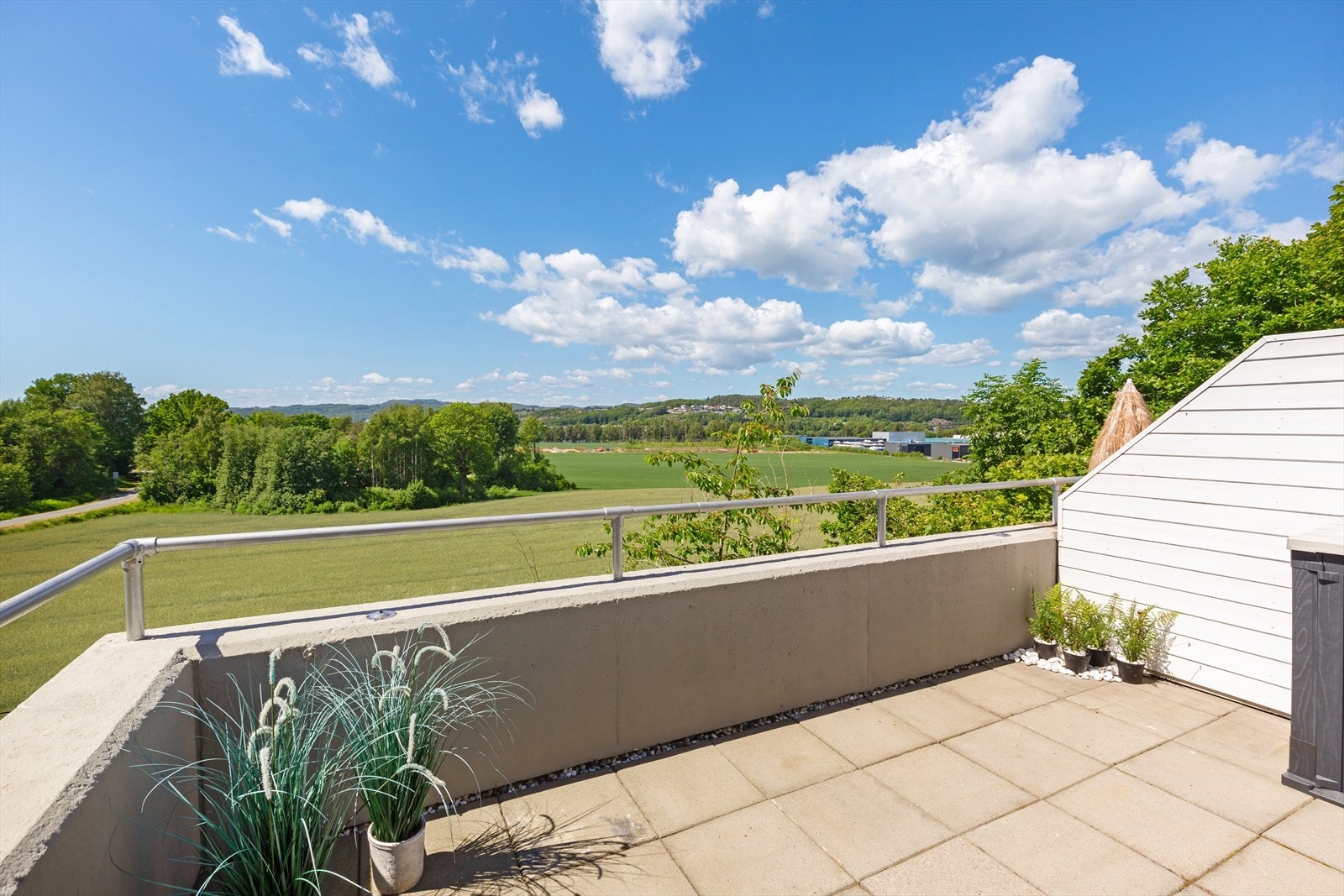 Fra balkongen har man fantastisk utsikt over omkringliggende natur. Galleribilde