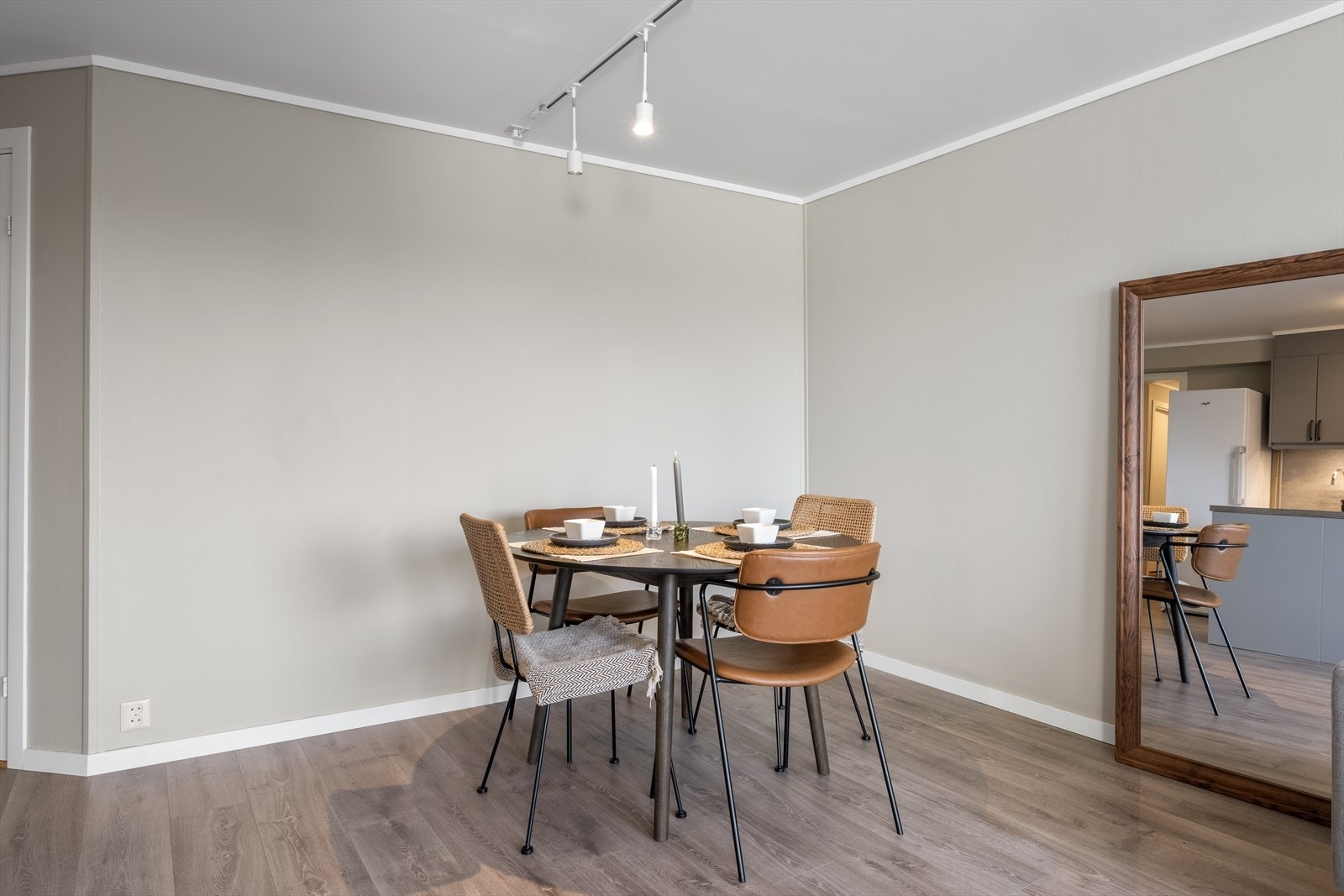 Stuen byr på mulighet for møblering av både sofa- og spisebord. Galleribilde