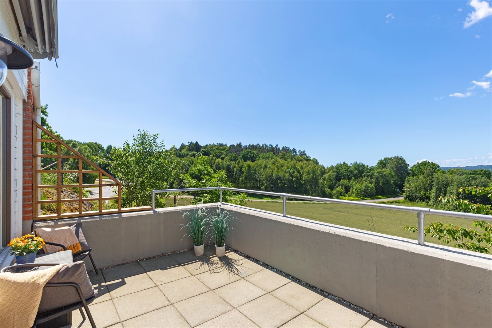 Det er også god plass til en hyggelig sittegruppe. Galleribilde