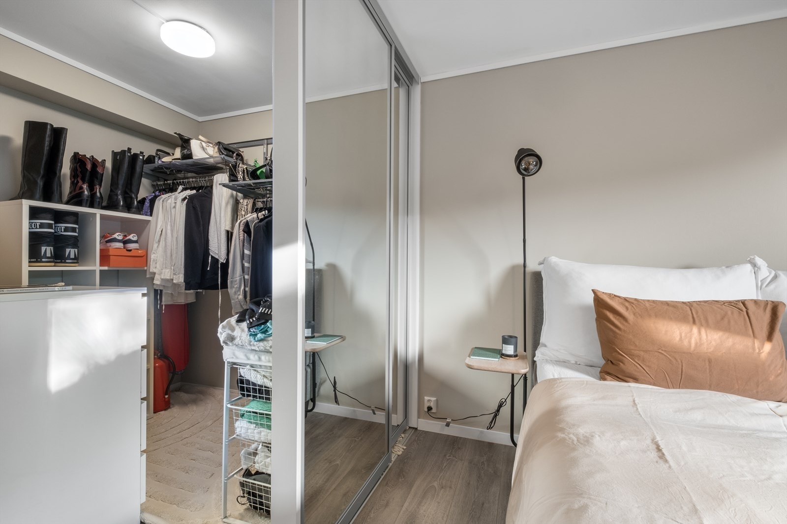 Et praktisk rom med god plass til oppbevaring av både klær og sko. Galleribilde