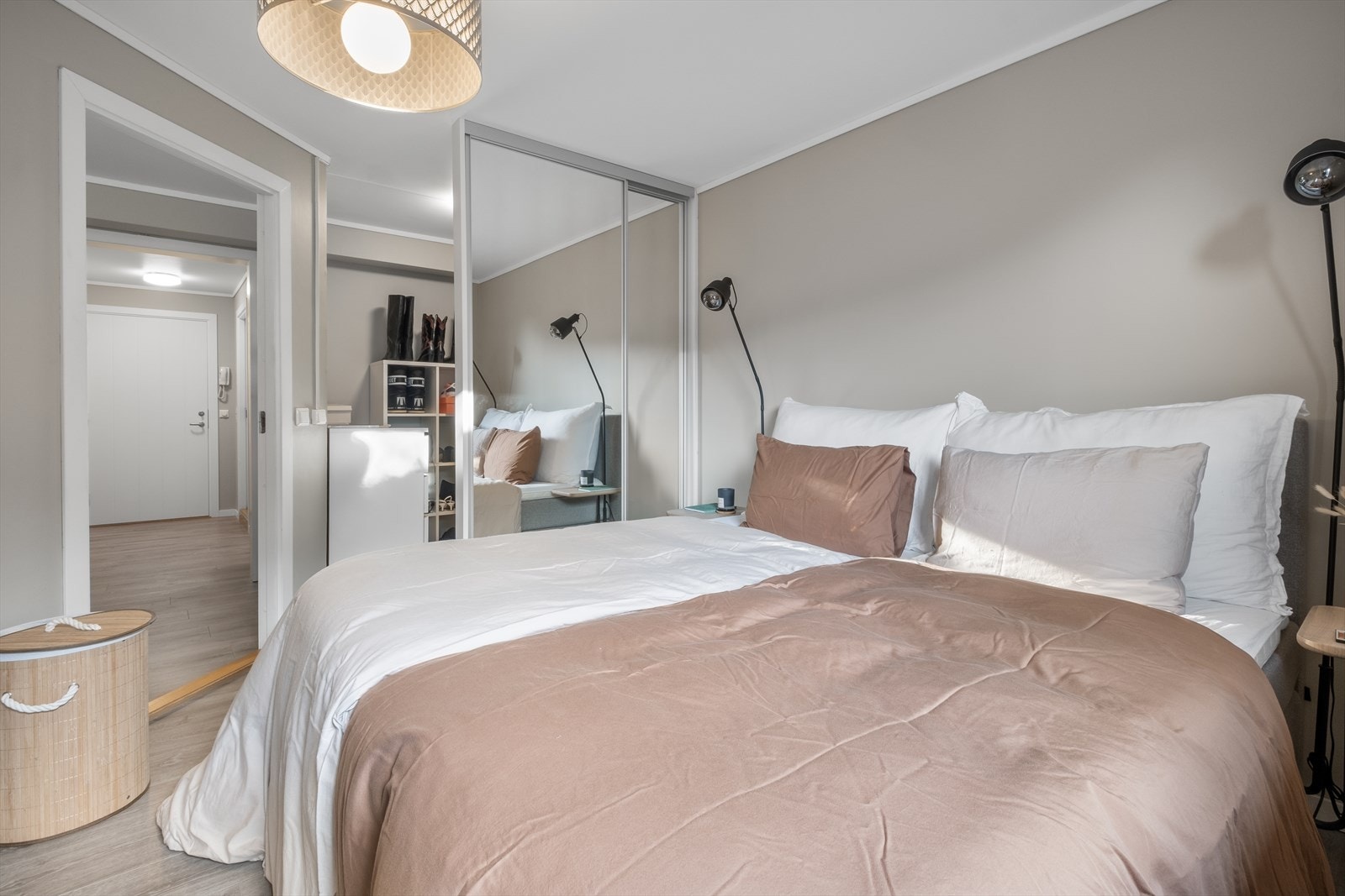 Deler av soverommet er delt av for en praktisk garderobeløsning. Galleribilde