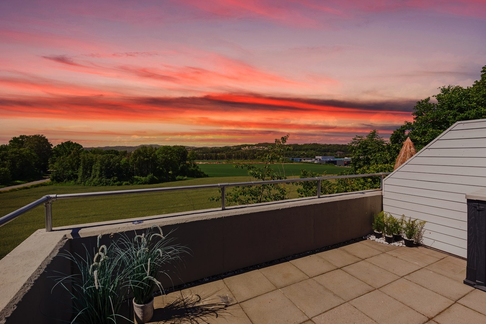 Med utgang fra stue har leiligheten en stor balkong på ca. 14 m² med flott utsikt og gode solforhold. Galleribilde