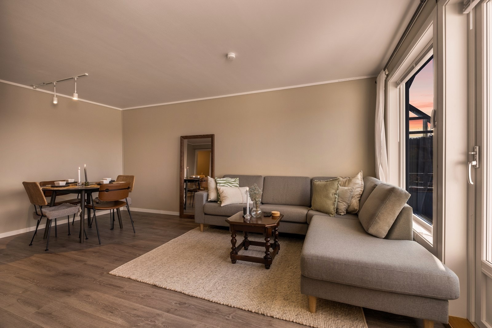 En innbydende selveierleilighet som de senere år har blitt modernisert med blant annet nytt kjøkken i 2020. Galleribilde