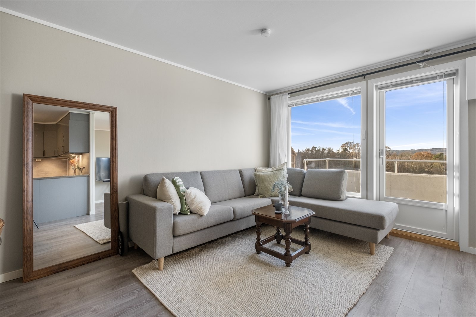 Rommet er malt i lyse, moderne farger og fremstår som delikat og luftig. Galleribilde