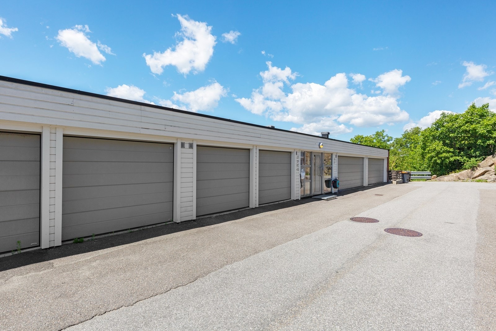 Leiligheten disponerer en garasje med portåpner i rekke. Galleribilde