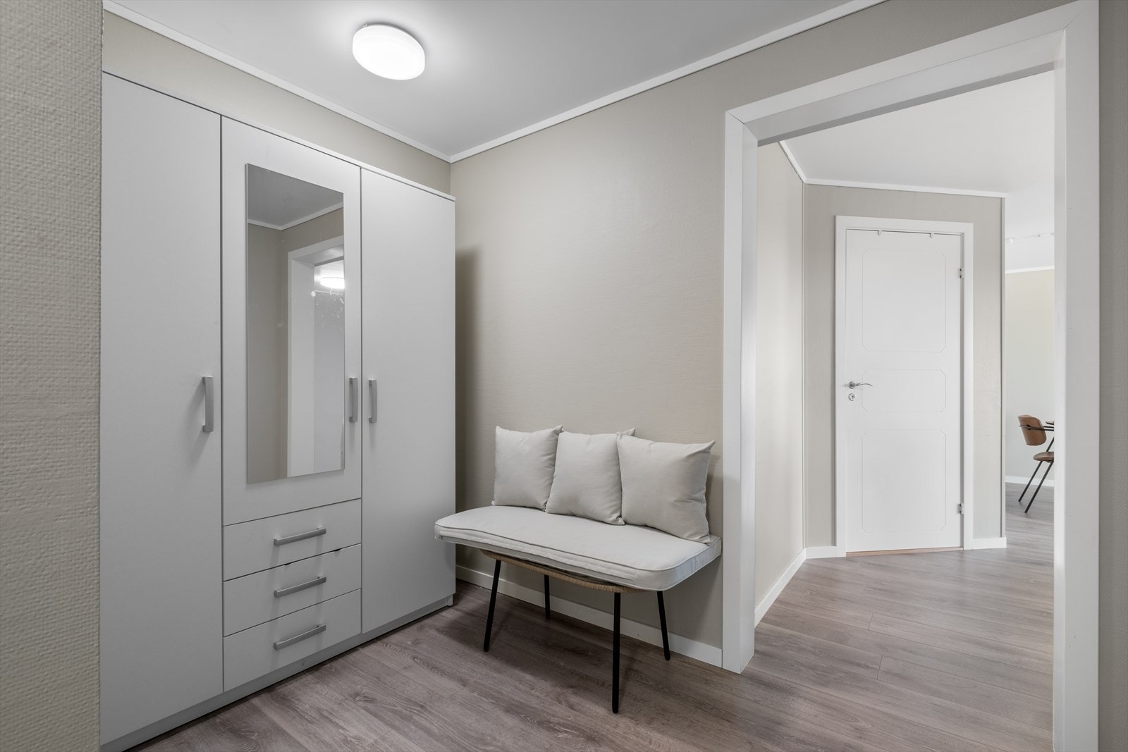 Gangen er romslig og gir gode oppebevaringsmuligheter i garderobeskap. Galleribilde