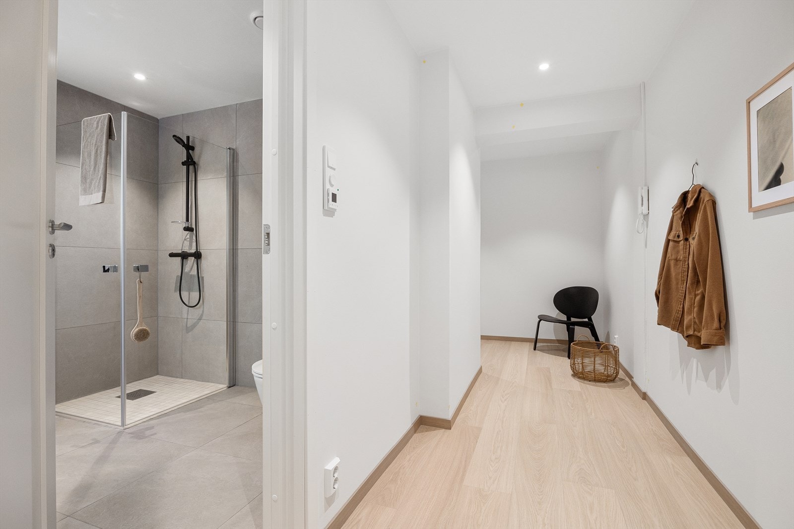 I gangen og på badet er det spotter i taket. Galleribilde