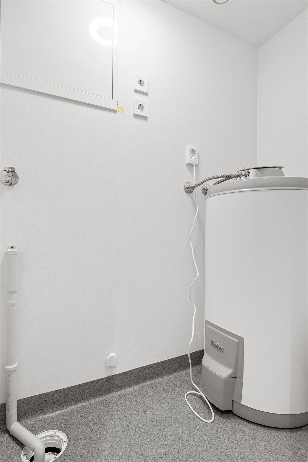 Vaskerom med plass til vaskemaskin og tørketrommel. Galleribilde