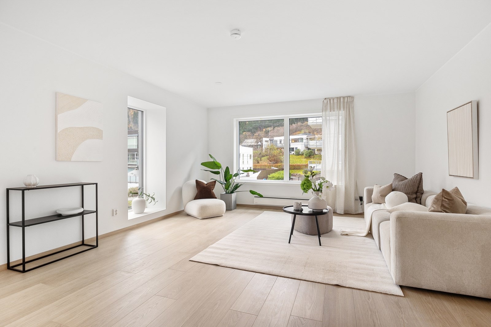 I stuen er det god plass til innredning av sofagruppe, beplanting og annet ønskelig. Galleribilde