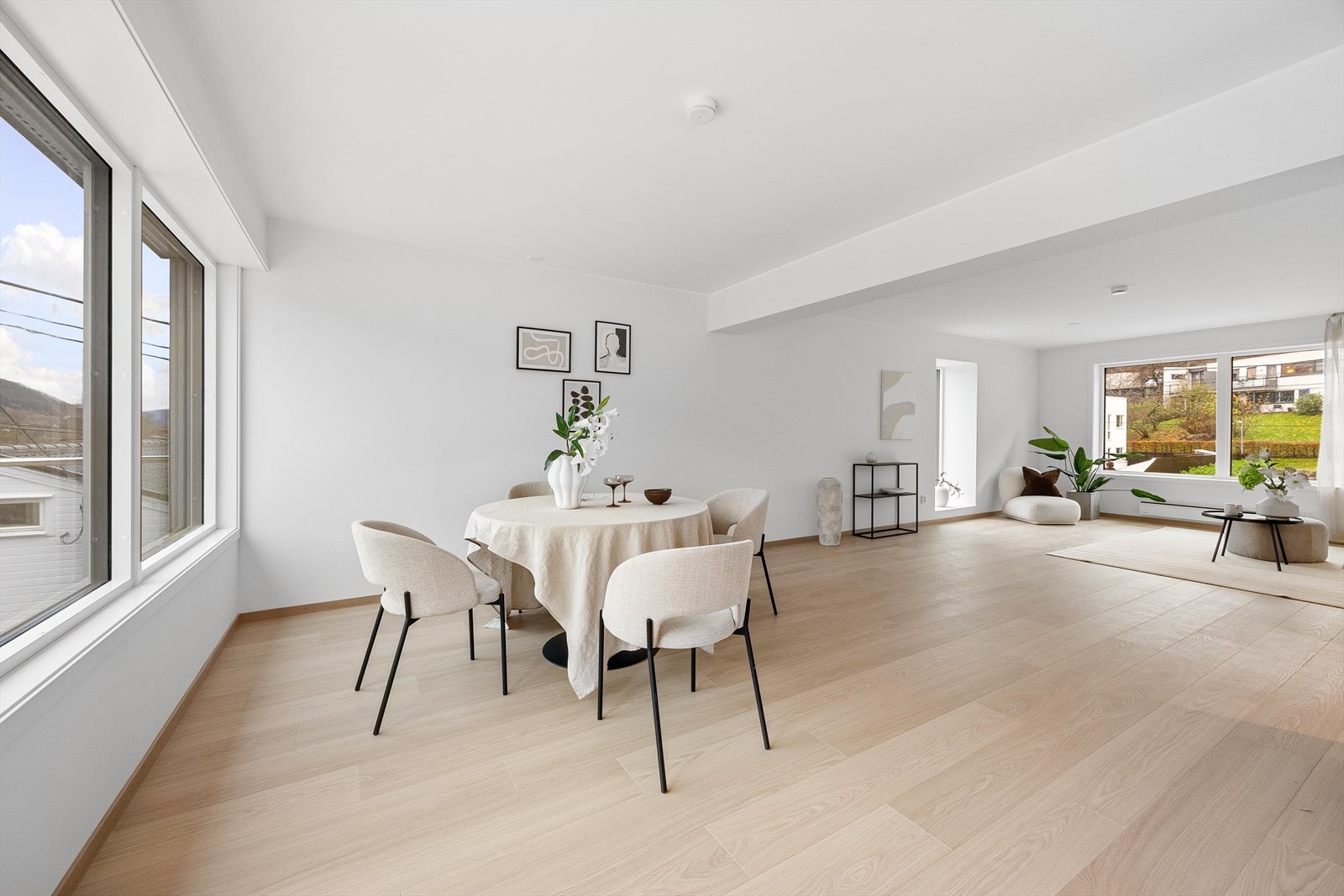 Stue- kjøkkenet har et areal på 48,6m2. Merk ingen lister mellom vegg og tak. Galleribilde
