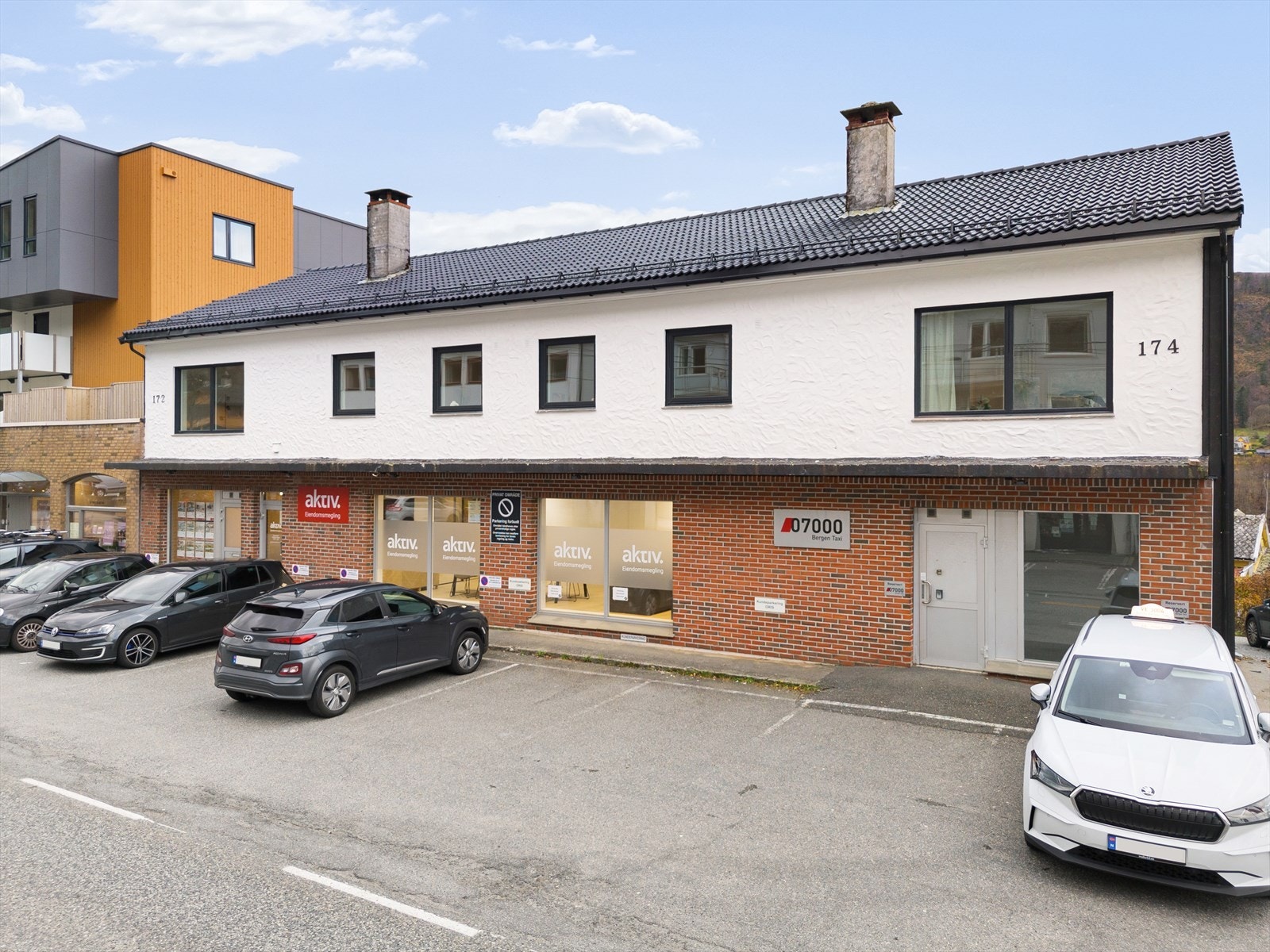 Bygget består av 2 leiligheter samt næring. Galleribilde