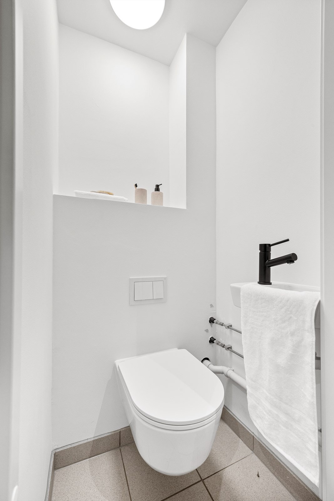 Leiligheten har også et lite, men praktisk WC-rom. Galleribilde