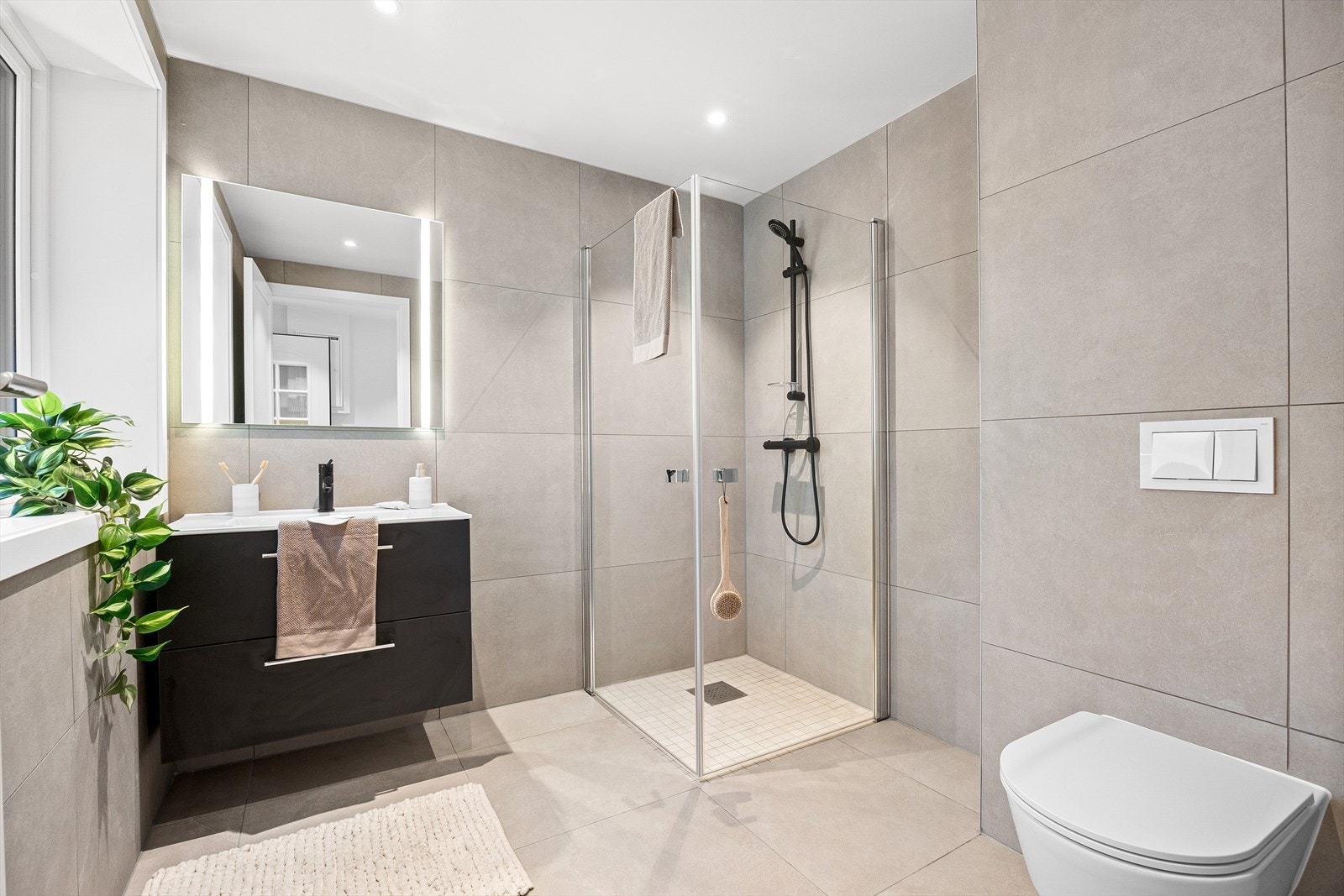 Badet er nytt, og lekkert utført med store nøytrale fliser. Galleribilde