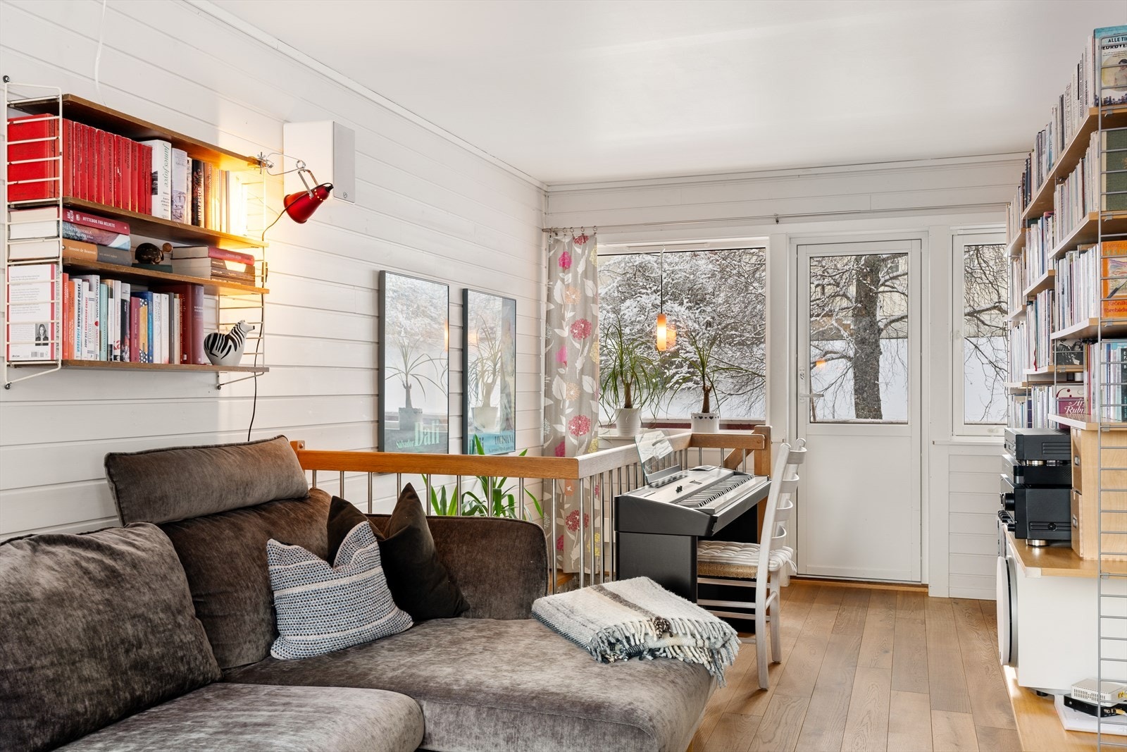 I stuen har man utgang til begge verandaene og trappenedgang til kjeller. Galleribilde