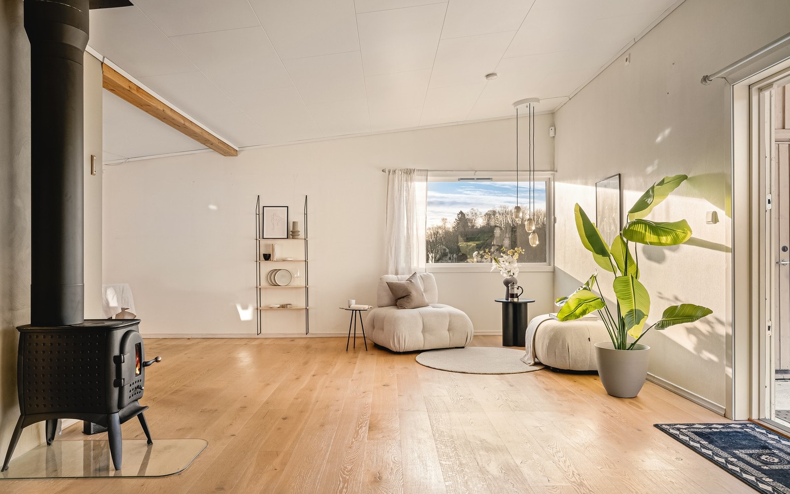 Planløsningen er god og gjør det enkelt å innrede med både sitte- og spisegruppe Galleribilde