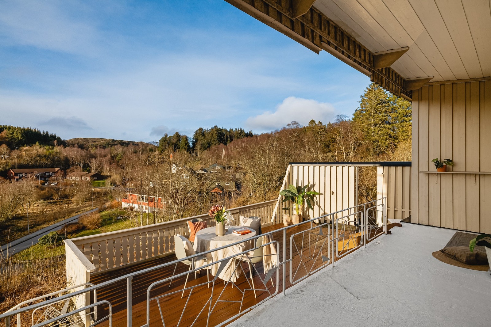 Herlige uteplasser med terrasse og hage Galleribilde