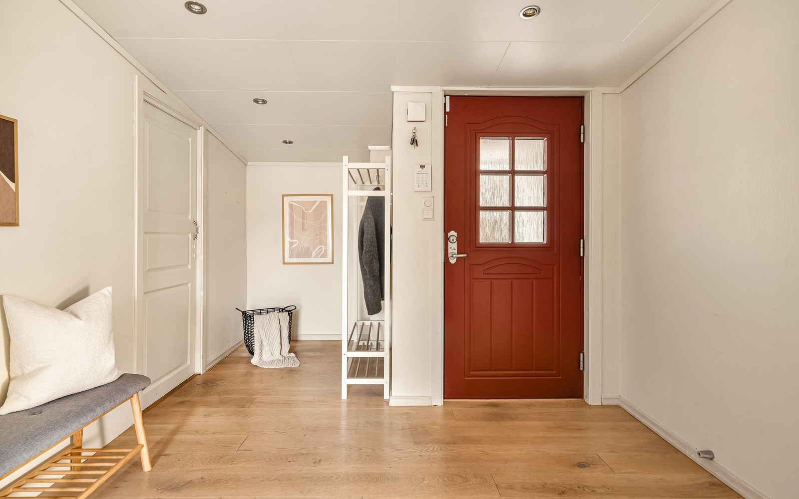 Boligen har eget vaskerom med opplegg til vaskemaskin og toalett Galleribilde