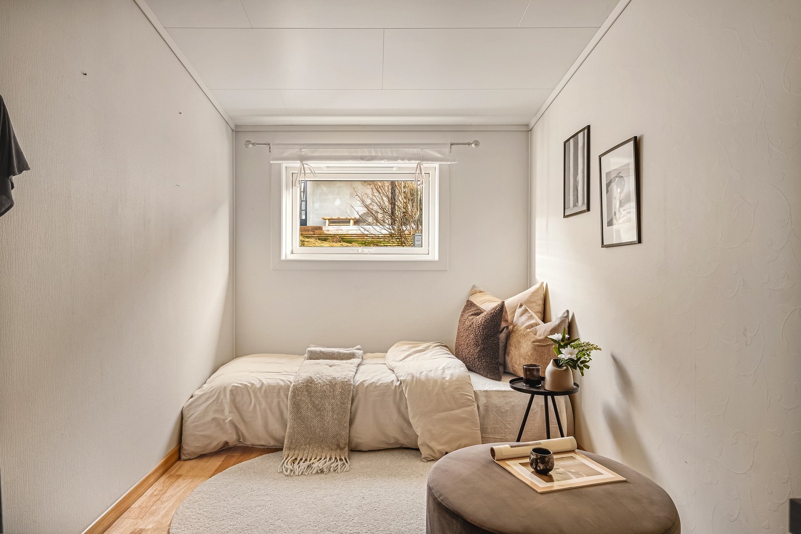 God plass til seng, nattbord, garderobe og annet passende møblement Galleribilde