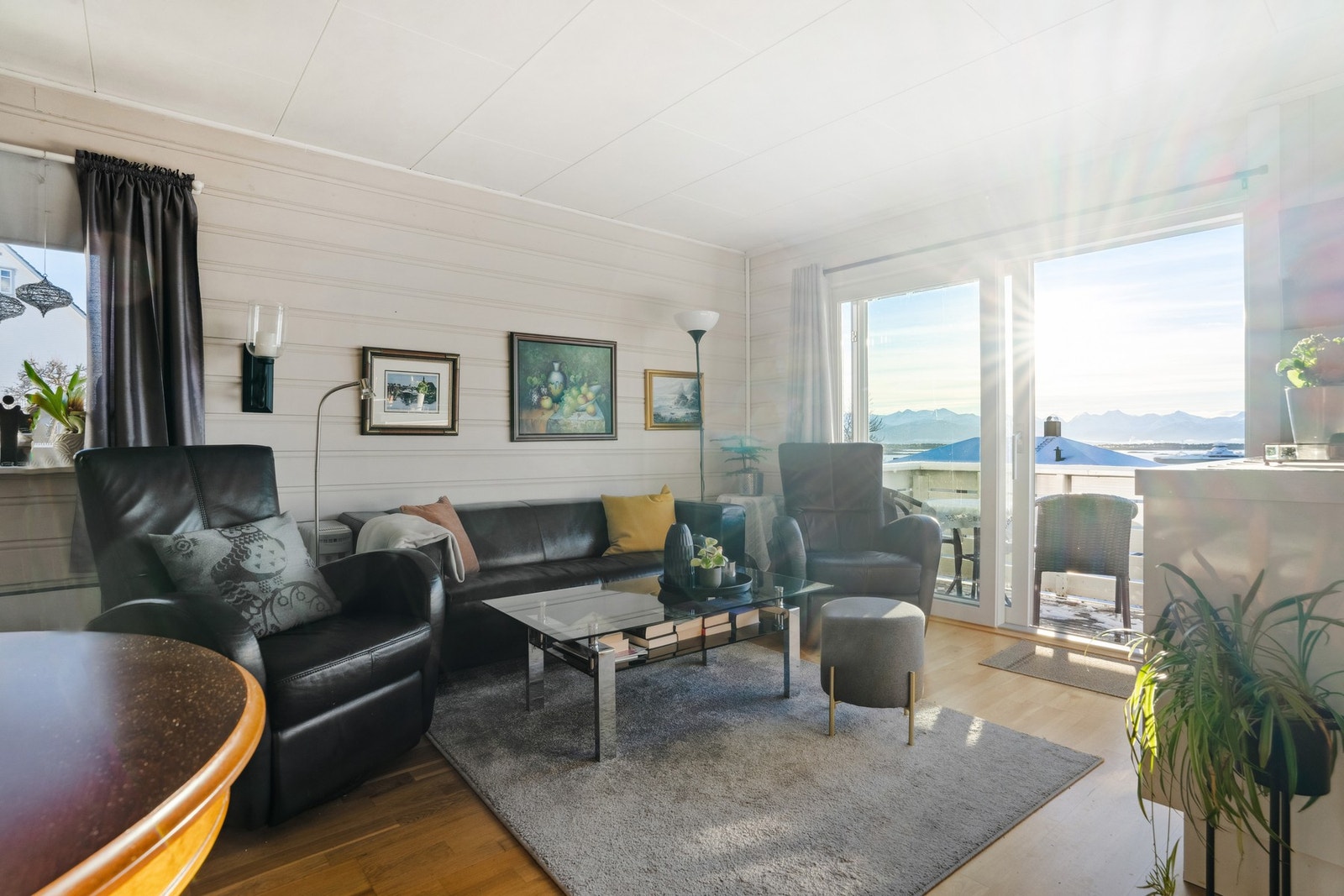 Fra stuen i 1.etg har du flott utsikt mot fjord og fjell. Galleribilde