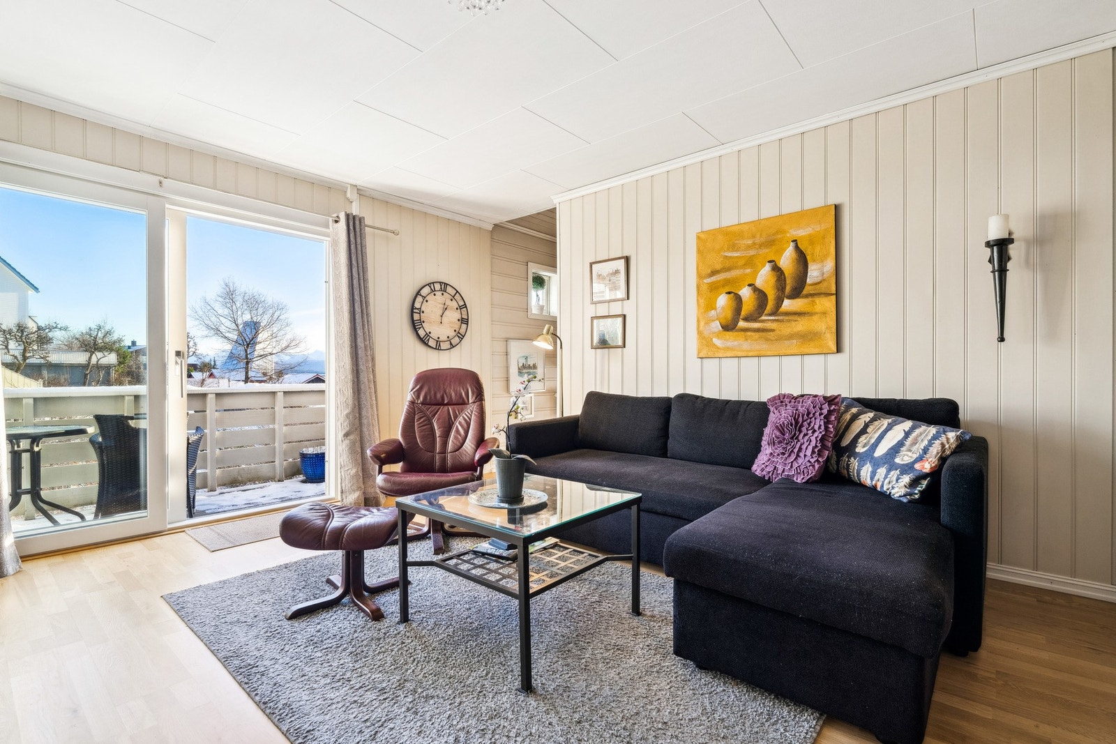 Stue i overetasjen med utgang til østvendt balkong. Galleribilde