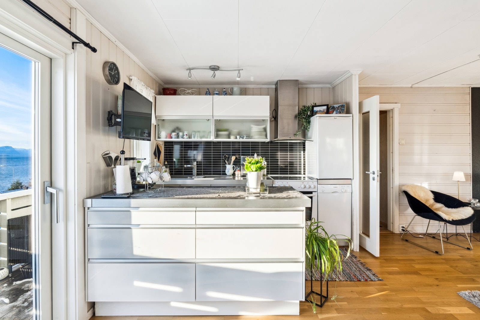 Lyst og pent kjøkken. Galleribilde