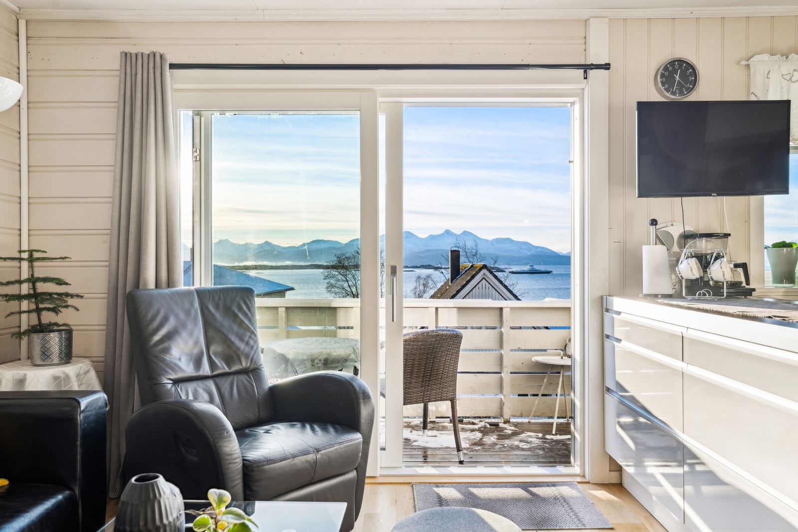 Velkommen til Lillevikvegen 2, presentert av EiendomsMegler 1 ved Amund Sønslien. Galleribilde