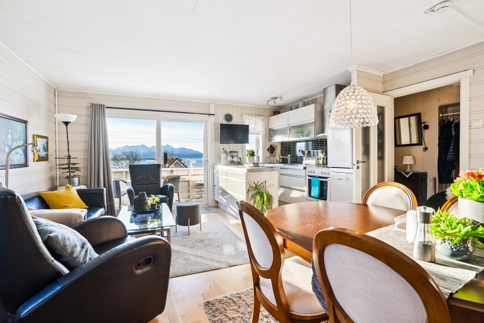 Effektiv løsning med åpent mellom stue og kjøkken. Galleribilde