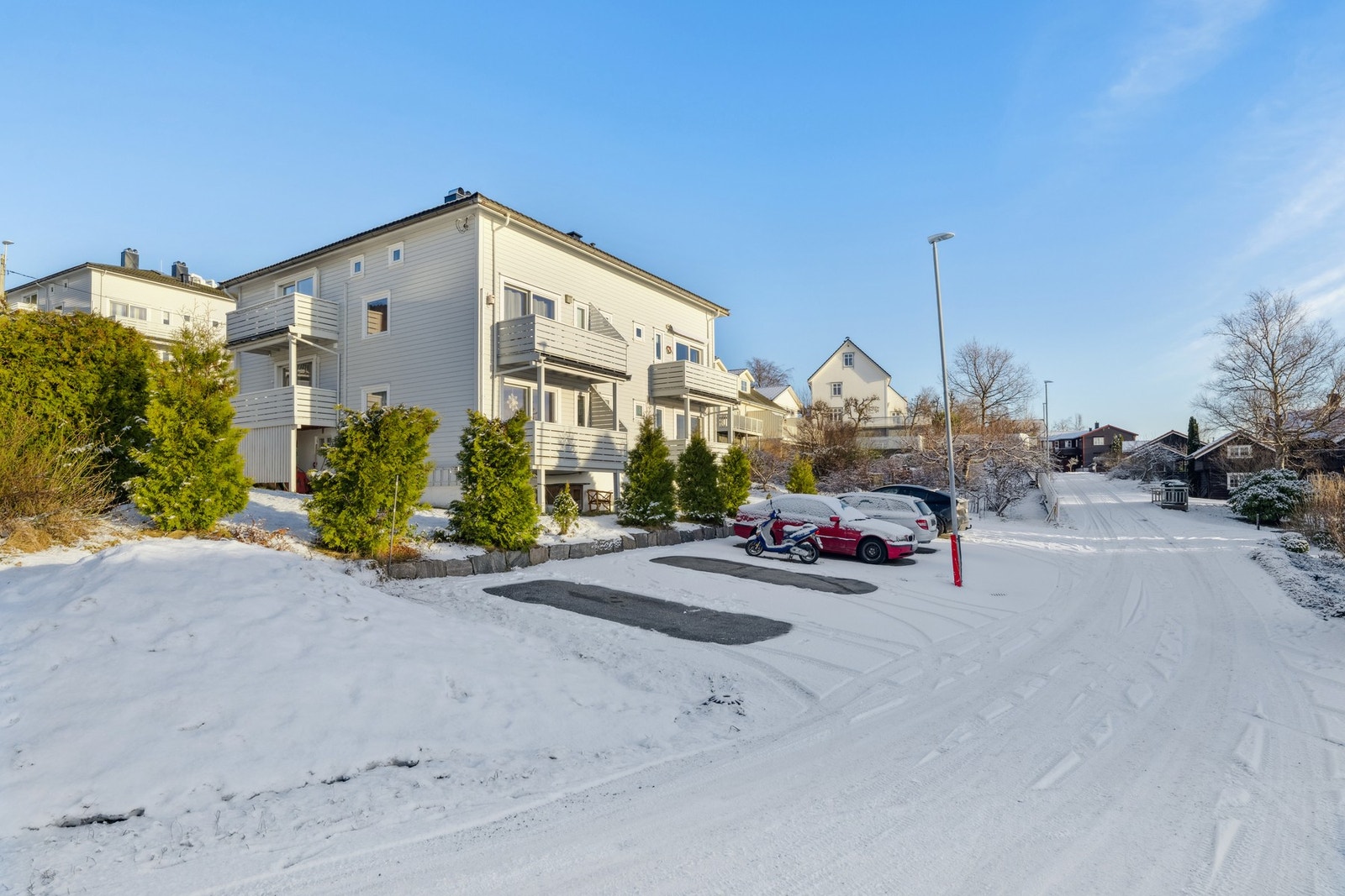 Unummerert parkering på boligens fremside. Galleribilde