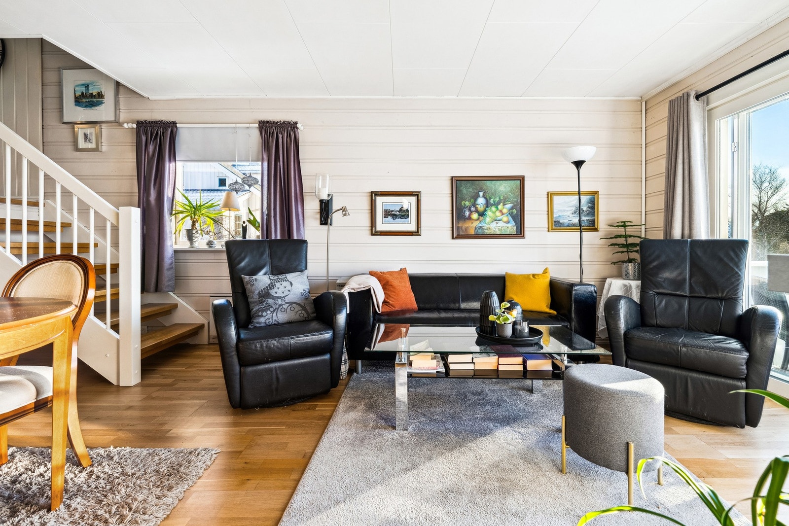 Leiligheten er slått sammen av to forskjellige leiligheter og er over to halvplan. Galleribilde