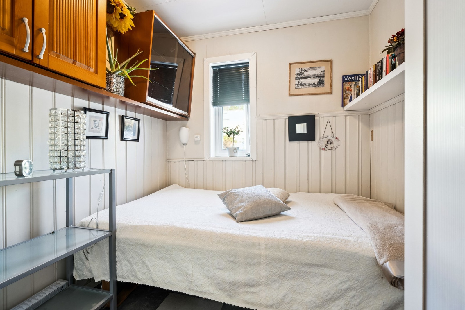 Soverom 2 ombygd fra kjøkken. Vindu for lite iht. dagens krav til rømning. Rommet er ikke godkjent som soverom. Galleribilde