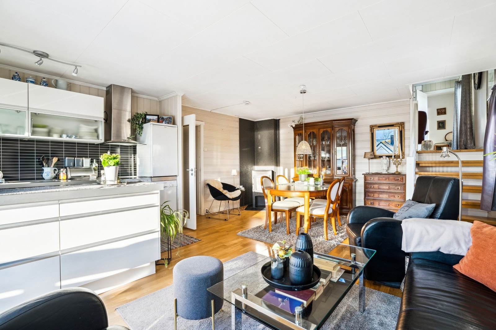 Vedfyring på stue. Galleribilde