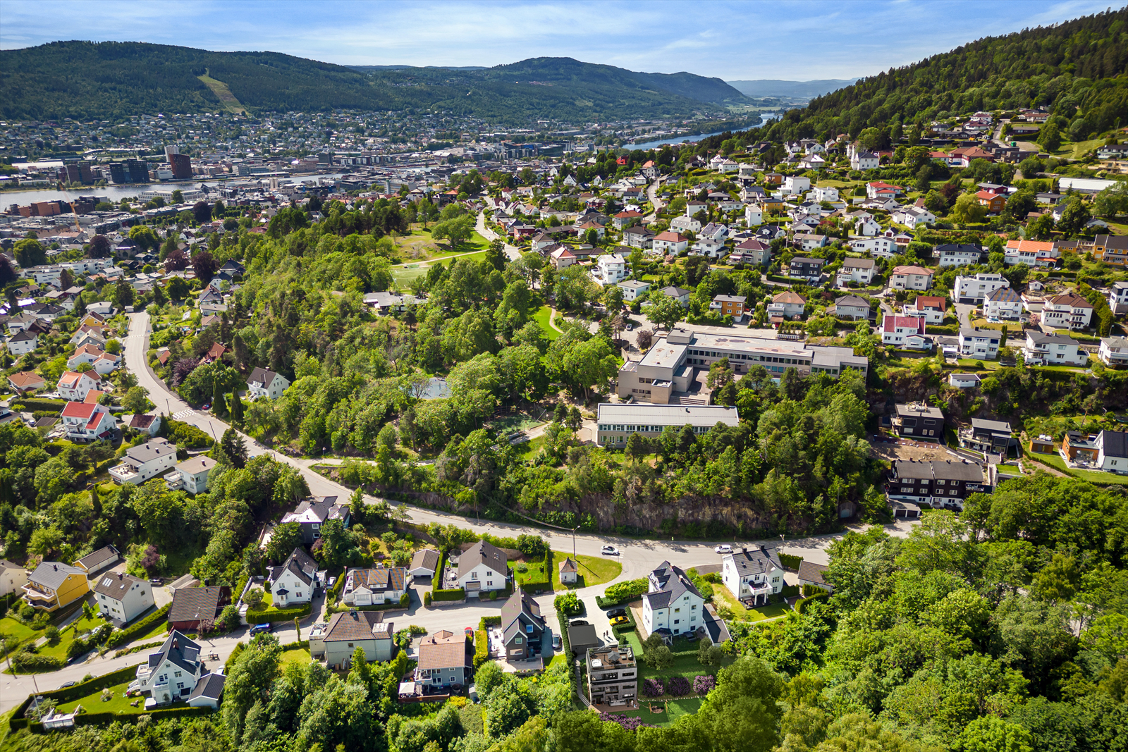 Dette er en flott tomt beliggende i et attraktiv nabolag på Toppenhaug/Tomineborgdalen Galleribilde