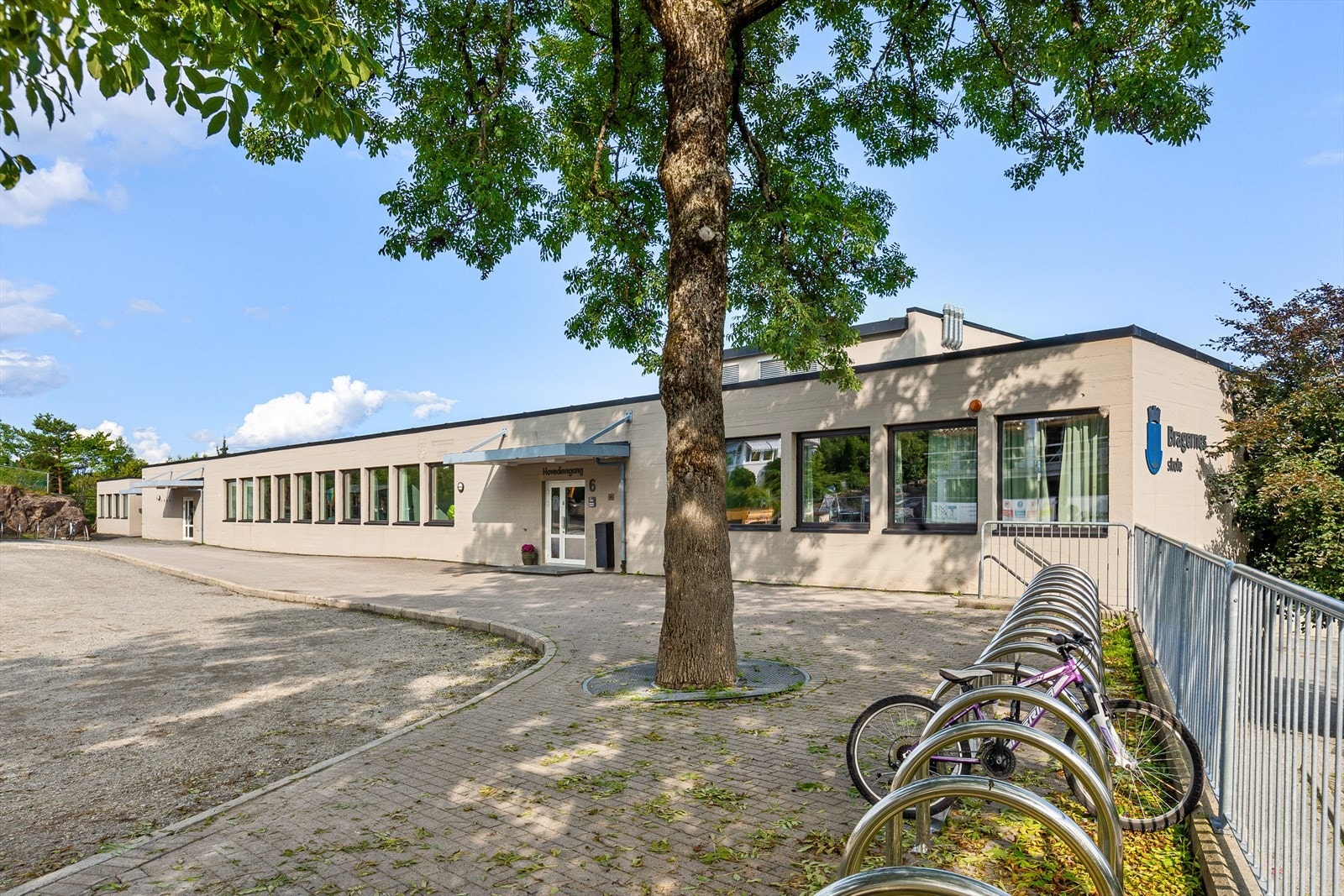 Bragernes skole (1. - 7. klasse) ligger bare få minutters gange fra tomten Galleribilde