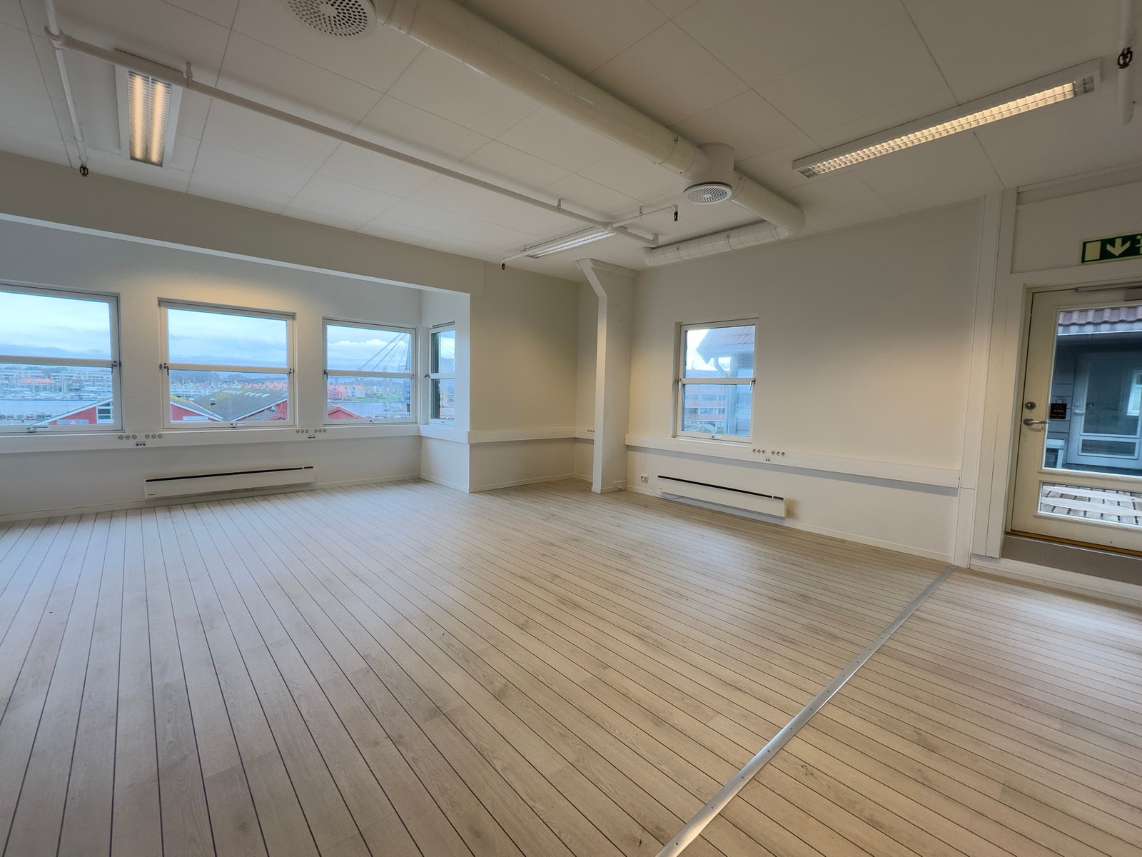 Stort kontor i nordlig del av lokalet. Kan med enkle grep deles opp eller benyttes som felles kontor. Galleribilde