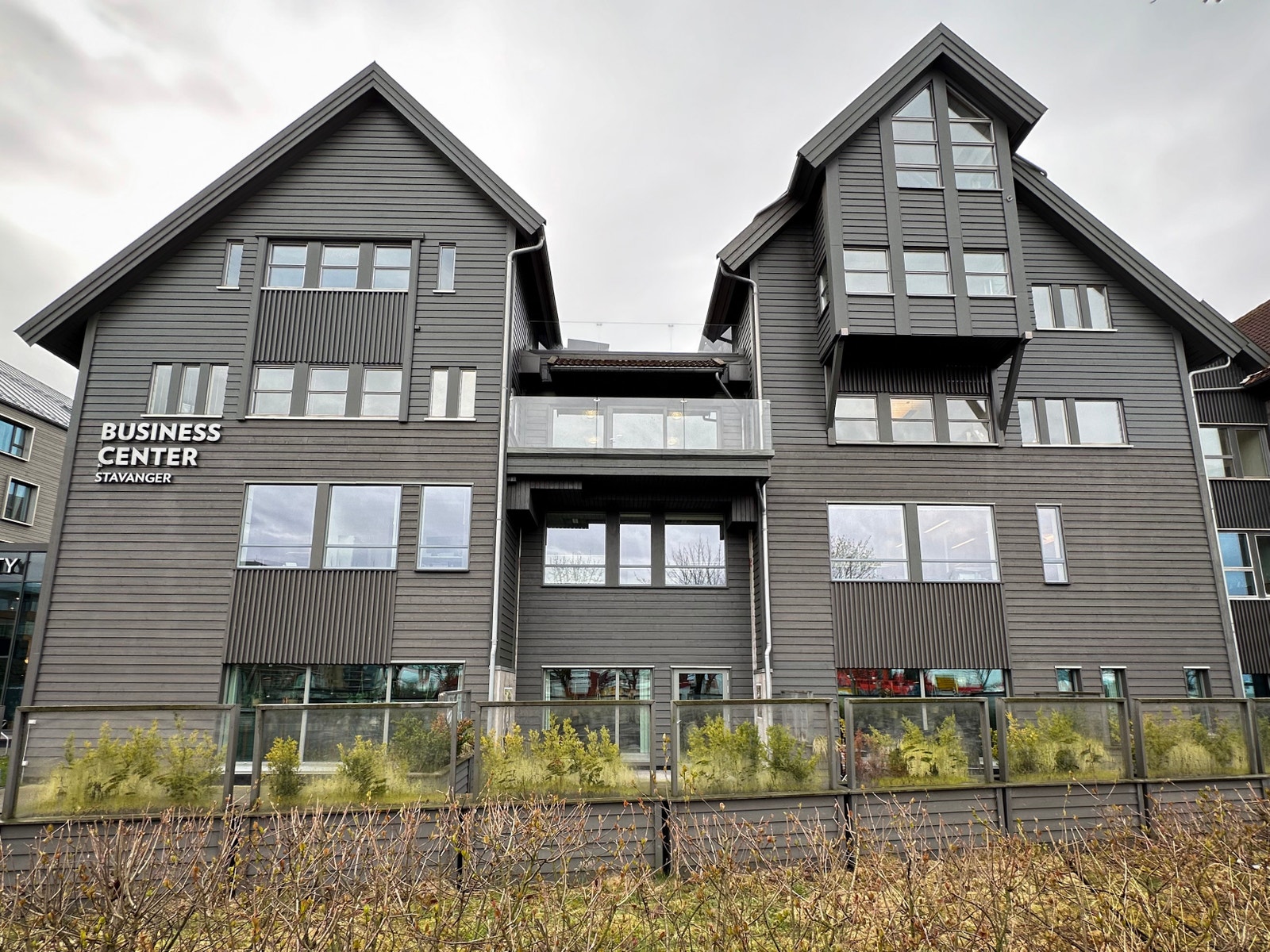 Deler av fasaden i front. Galleribilde