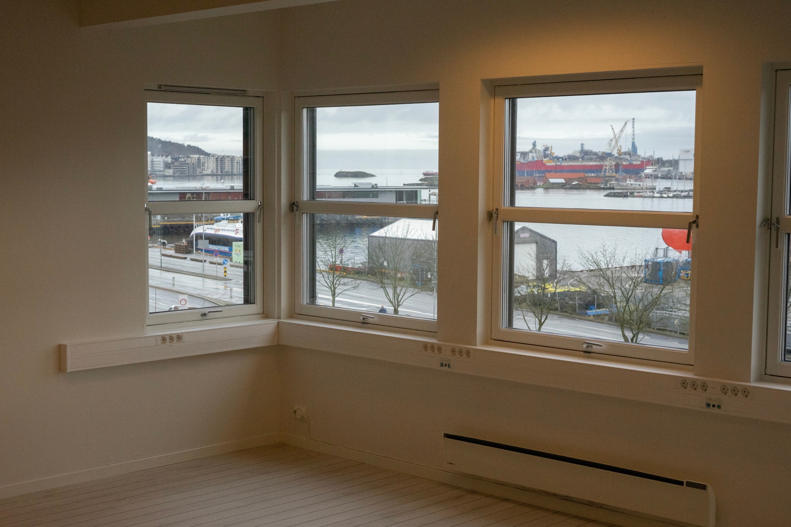 Kontor med utsikt over innseiling til Vågen. Galleribilde