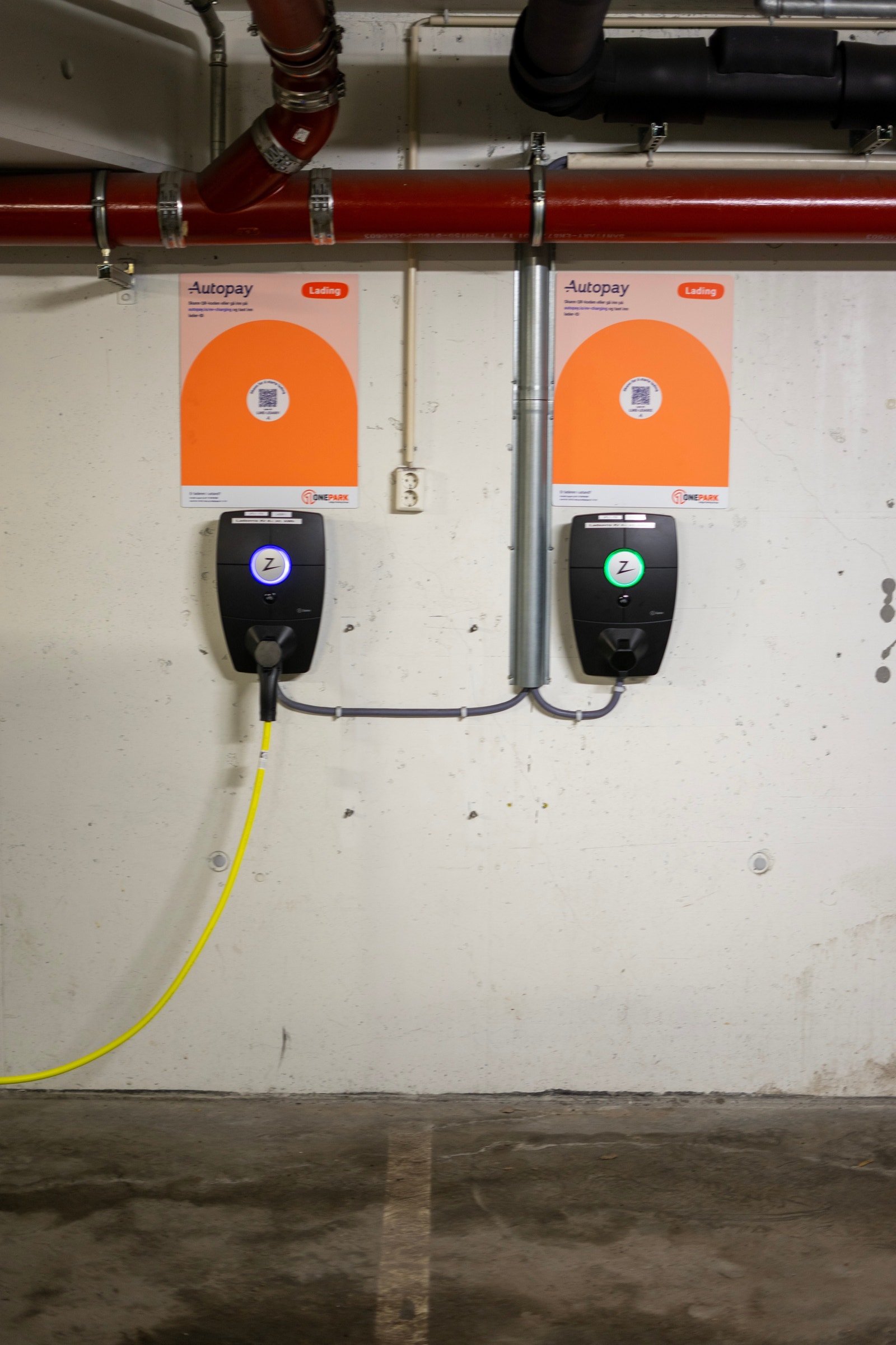 Det er flere parkeringer med Elbil ladere i garasjen. Galleribilde
