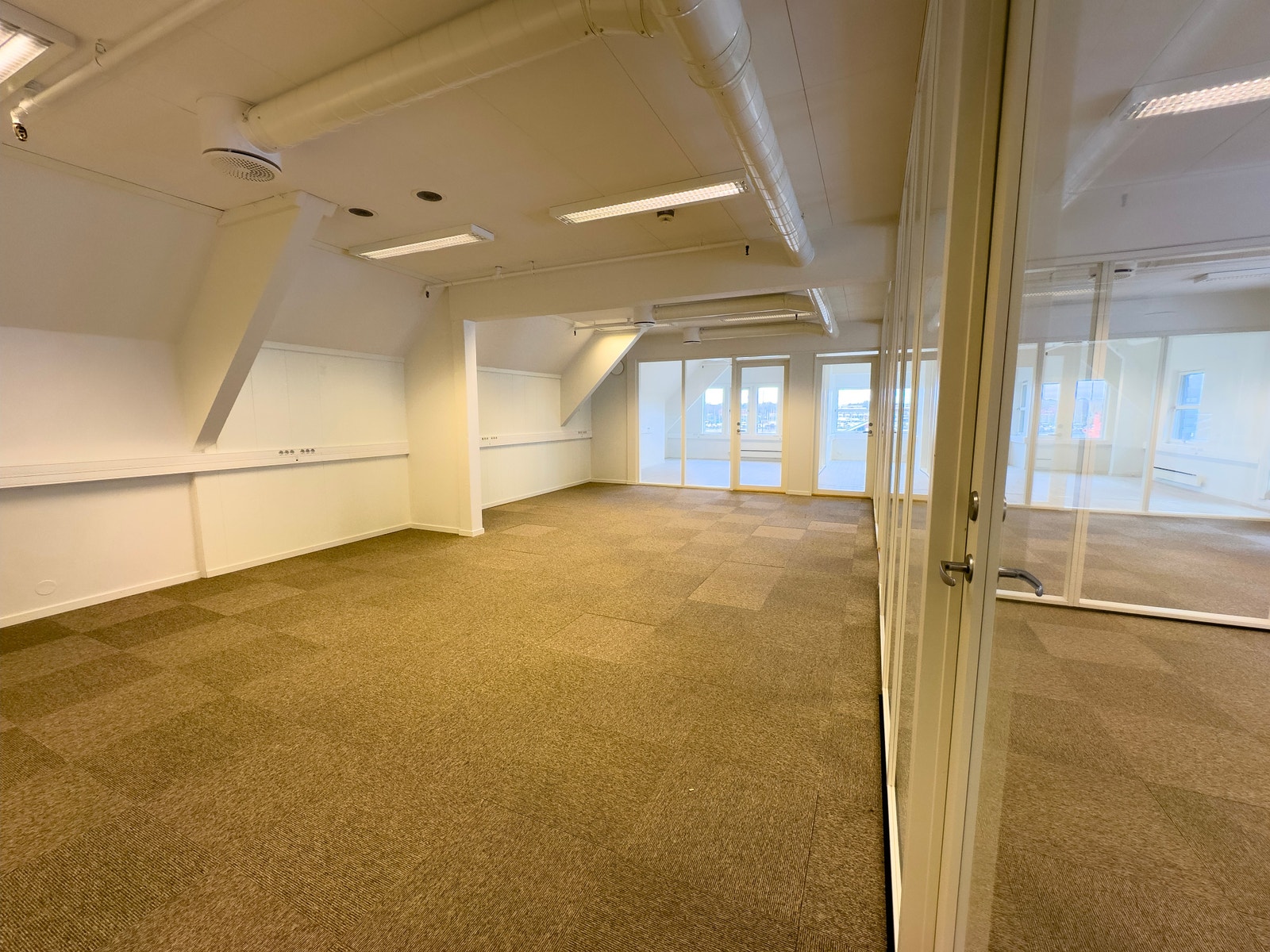 Kontorer og åpen sone i del av 4 etg. Kan enkelt tilpasses etter behov. Galleribilde