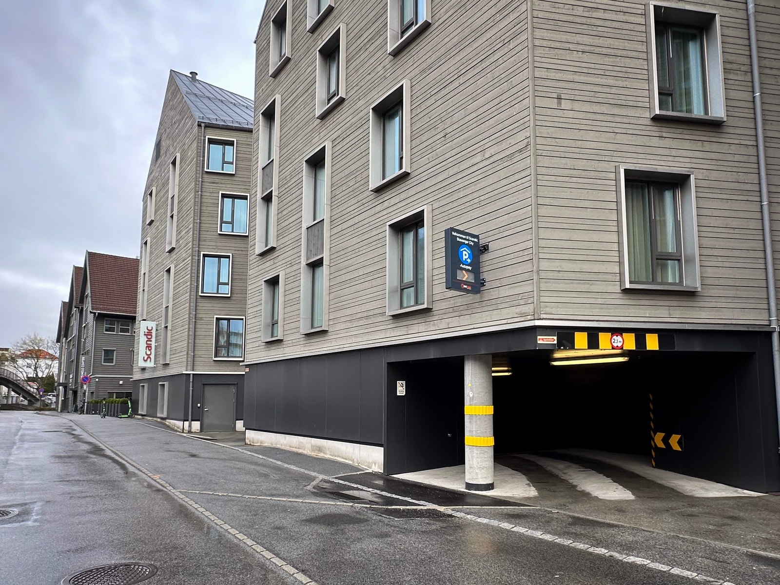 Innkjørsel til parkeringskjeller. Galleribilde