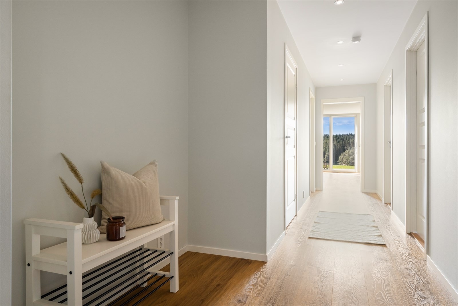 Vel innenfor ytterdøren kommer man inn i en romslig og innbydende entré/gang. Her er det plass til å ta av seg sko og klær før man kommer. Galleribilde