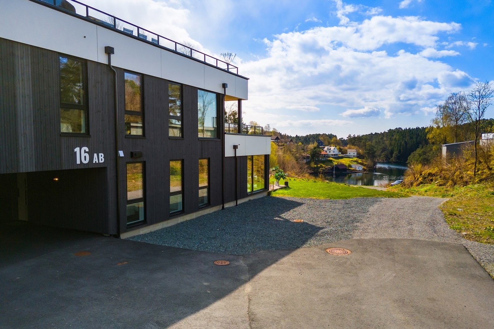 Det er felles innkjørsel med naboleiligheten. Galleribilde