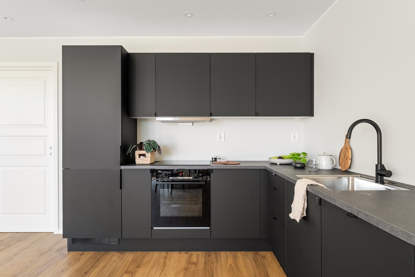 Kjøkkenet har godt med skap- og benkeplass. Galleribilde