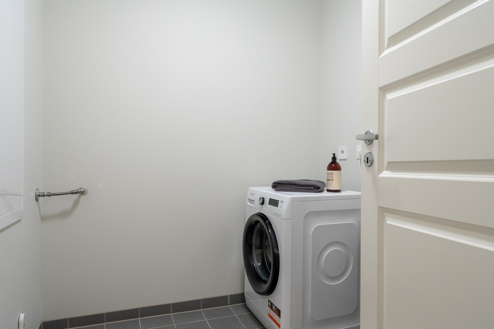 Rommet har opplegg for vaskemaskin. Galleribilde