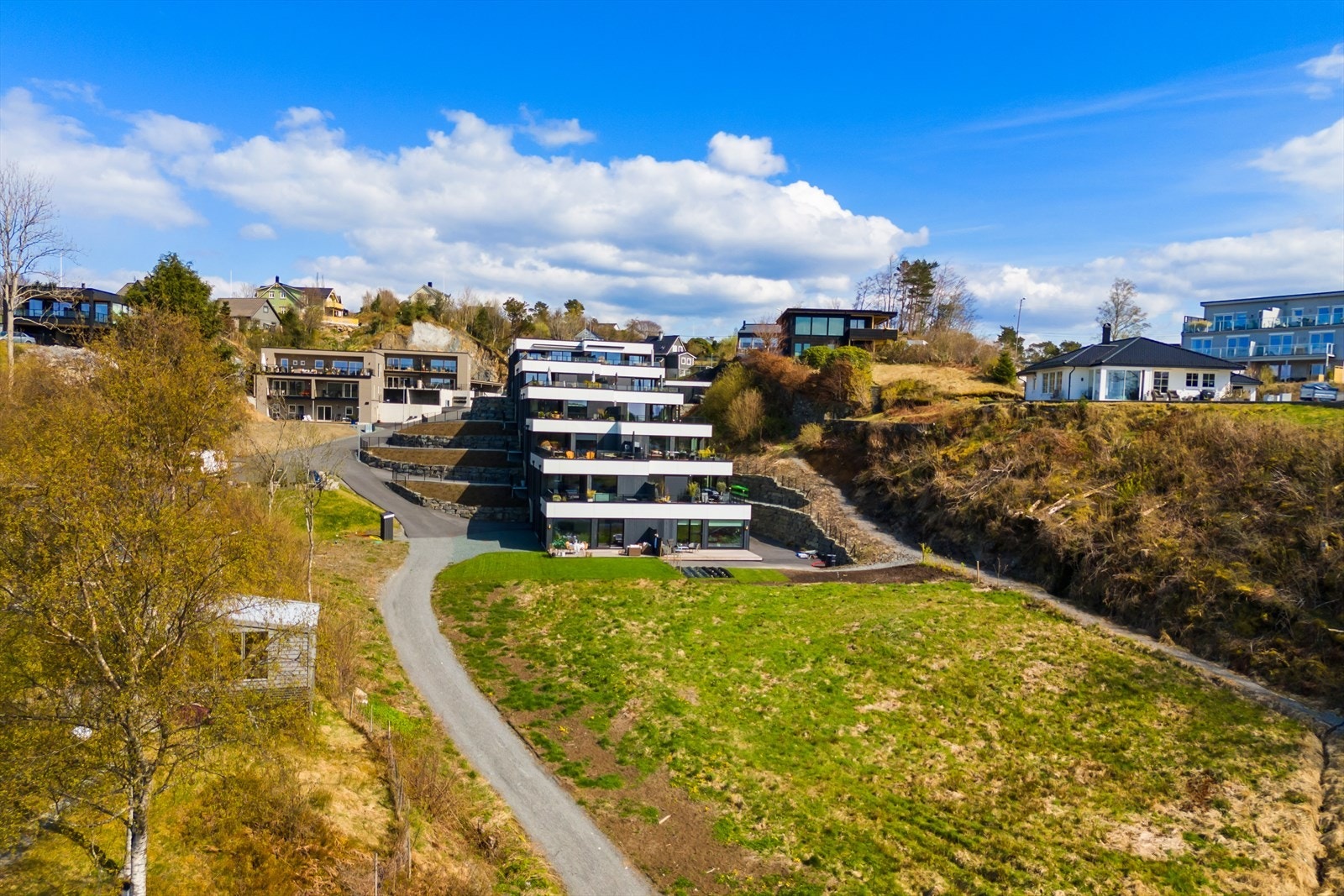 Fra leiligheten er det kort kjøreavstand inn til Os sentrum med alle sine butikker, service-, serverings- og kulturtilbud. Galleribilde